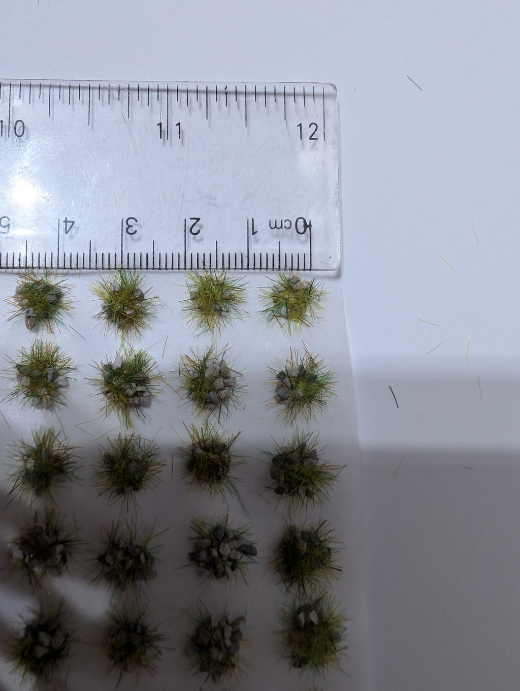 100x self adhesive gravel Tufts with vibrant grass 0.5cm