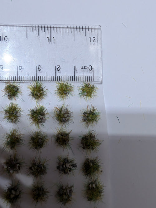 100x self adhesive gravel Tufts with vibrant grass 0.5cm