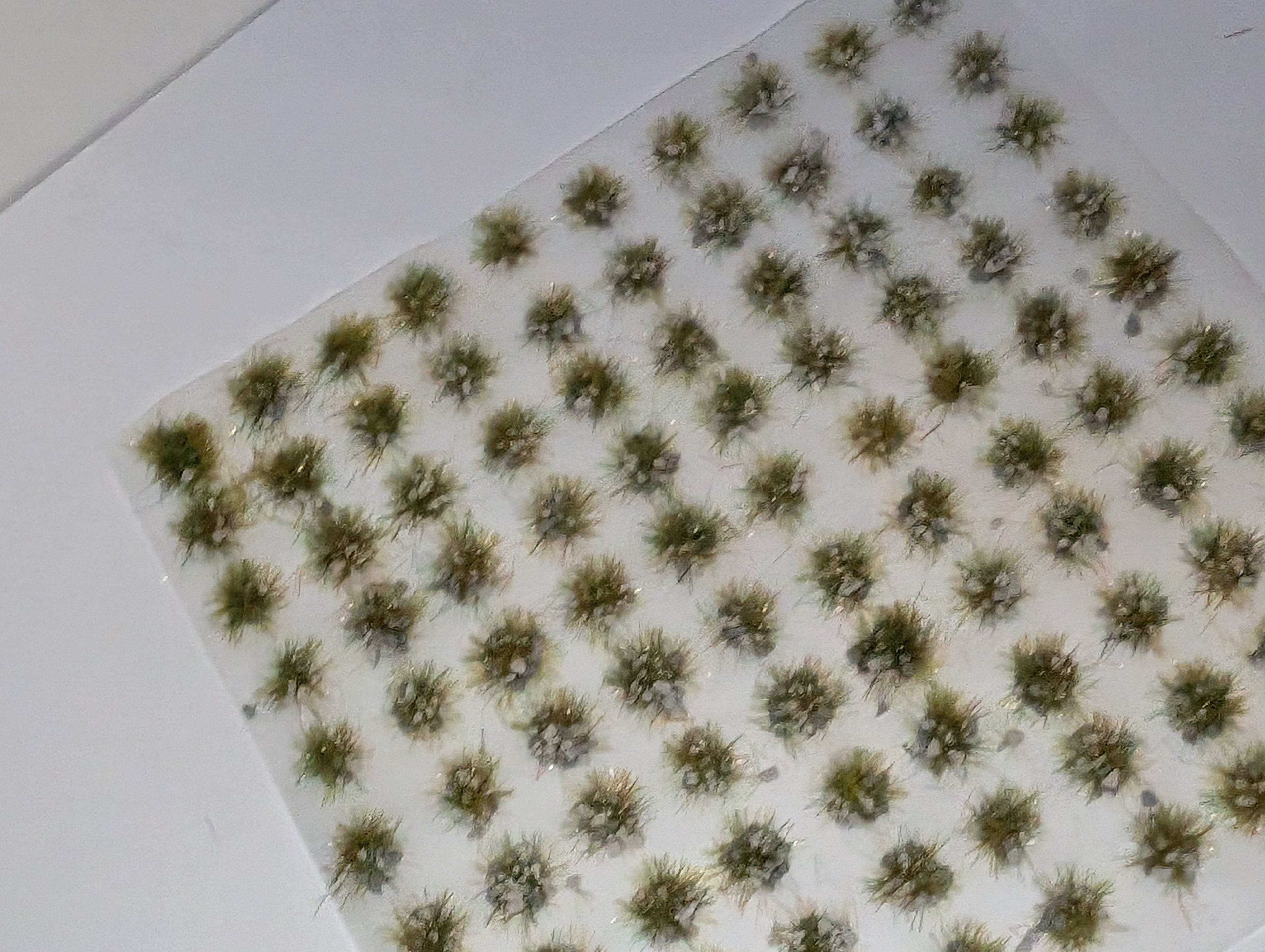 100x self adhesive gravel Tufts with vibrant grass 0.5cm